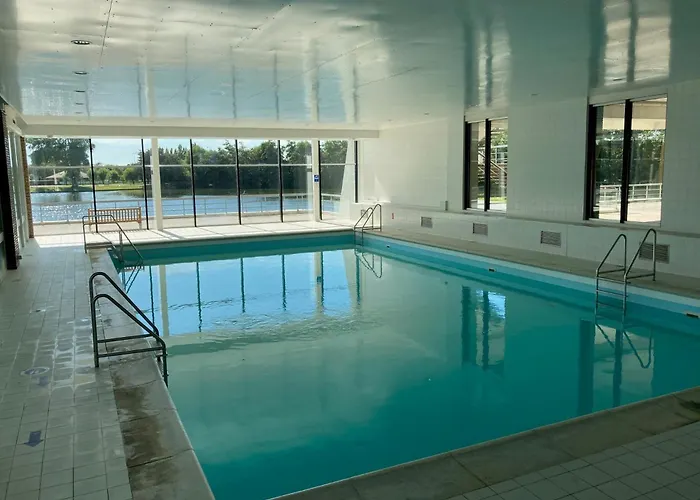 Huswell - Apartment With Lake View & Common Indoor Pool
